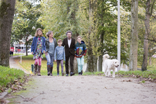 852185 Portret van Bente, Ireen, Aron, Charles en Victor met de hond Tess, bewoners van een huis aan het Lucasbolwerk ...